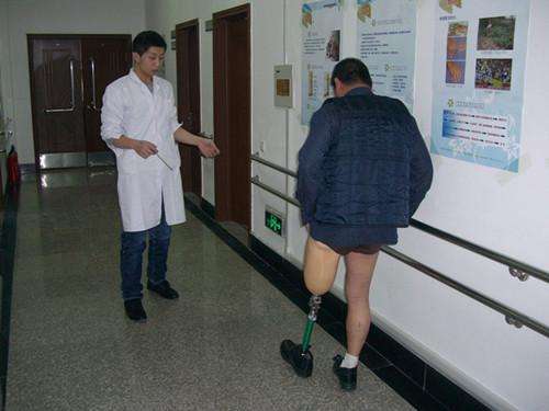 鄭州假肢生產廠家選用假肢遵循哪些原則要求(圖1) 鄭州假肢生產廠家選用假肢遵循哪些原則要求(圖1)